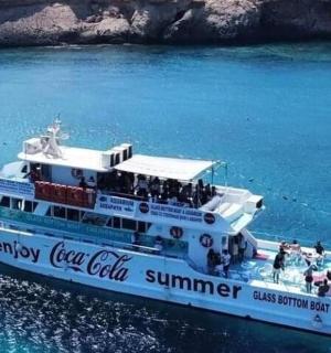 loď ve vodě s lidmi na ní