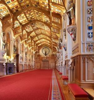 一间铺着红地毯、天花板很高的大房间