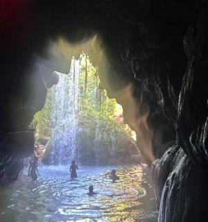 skupina lidí stojících ve vodě ve fontáně