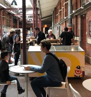 eine Gruppe von Menschen, die an einem Tisch in einem Restaurant sitzen