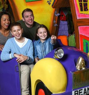 一家人坐在玩具车里