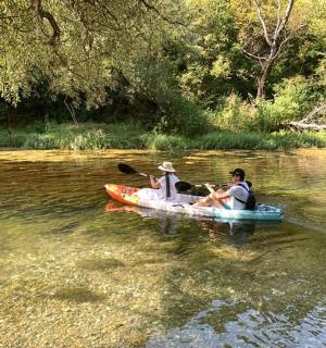 dva lidé v kánoi na řece