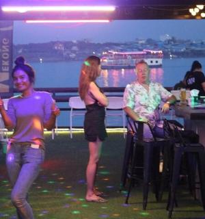 一群人站在酒吧里