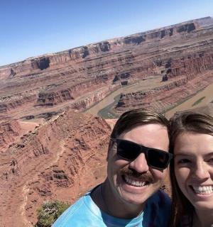 一对男女在大峡谷摆姿势拍照