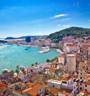 一座有港口的城市的鸟瞰图