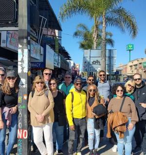 un grup de persones posant per a una foto al carrer