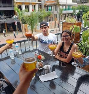 sekumpulan orang duduk di meja dengan minuman