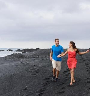 muž a žena jdoucí po pláži