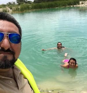 un home i dues persones a l'aigua