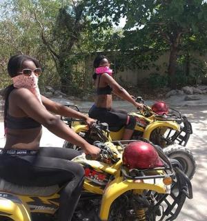 dues dones condueixen motocicletes per una carretera