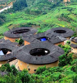 山上树木繁茂的建筑群