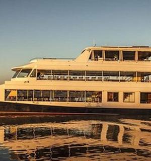 水上的一艘大渡船