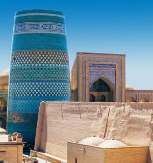 一座带有塔楼和清真寺的建筑的景色