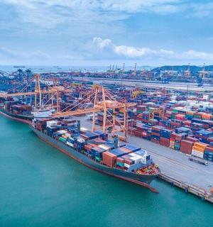 มุมมองทางอากาศของท่าเรือที่มีเรือบรรทุกสินค้าขนาดใหญ่