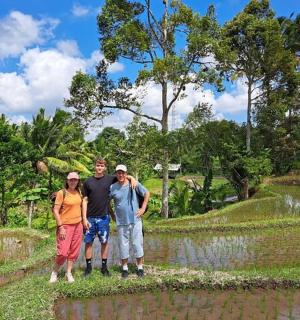 三个男人在花园里摆姿势拍照