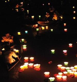 夜晚水中的一组蜡烛