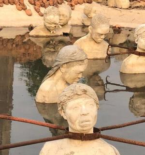 水池中的一组雕像