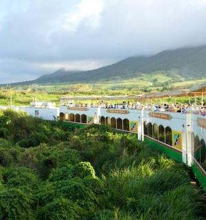 lest full af fólki sem ferðast um borð í lestinni