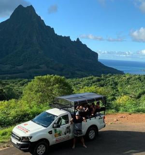 一辆白色卡车停在一条土路上，车里有人