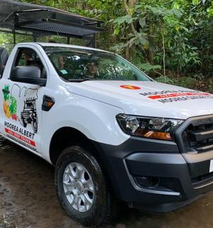 una camioneta blanca amb gent al darrere