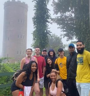 一群人在雨中摆姿势拍照