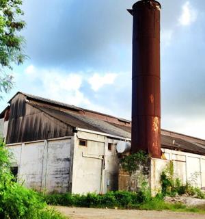 stará budova s velkým komínem