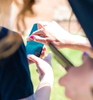 手里拿着手机的人