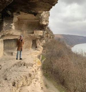 رجل يقف على جانب منحدر