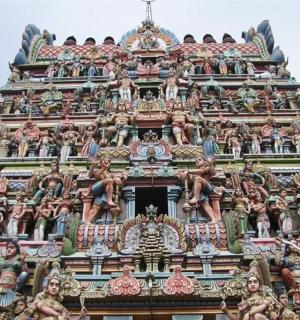 一座寺庙的塔，上面有许多雕像