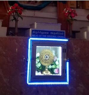 墙上蓝色相框里的一幅画