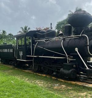 černý vlakový motor stojící na kolejích