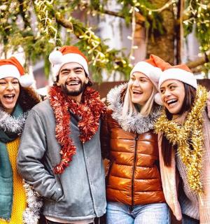 skupina lidí oblečených ve vánočních čepicích