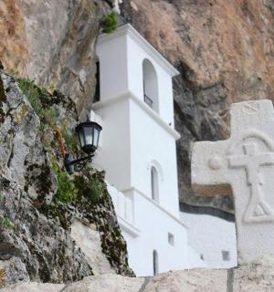 山边的白色十字架