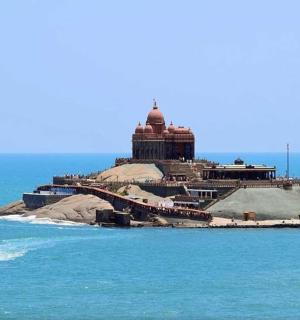 海上的一艘船和岛上的一栋建筑