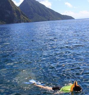 osoba ležící na voru ve vodě