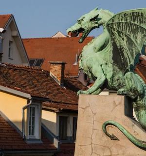 建筑物前的绿龙雕像