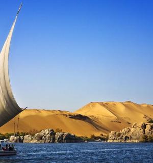 loď s velkou plachtou ve vodní ploše