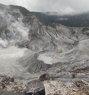 pemandangan gunung dengan badan air