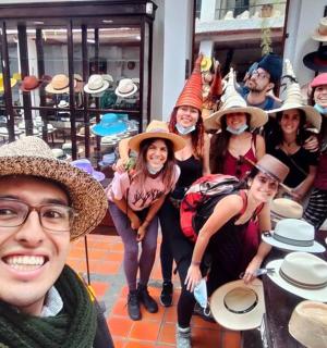 um grupo de pessoas com chapéus posando para uma foto