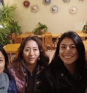 um grupo de quatro pessoas posando para uma foto