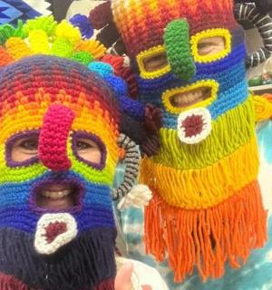 一名戴着彩色小丑假发的男子