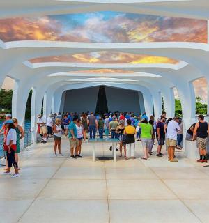 velký dav lidí stojících v bílém oblouku