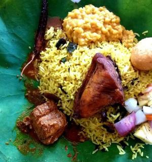 talíř jídla s masem a rýží na listu