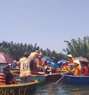 一群人在水上乘船