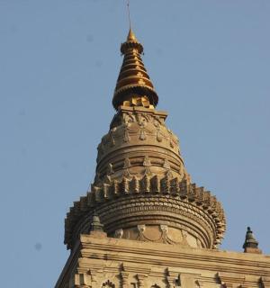 以蓝天为背景的宝塔