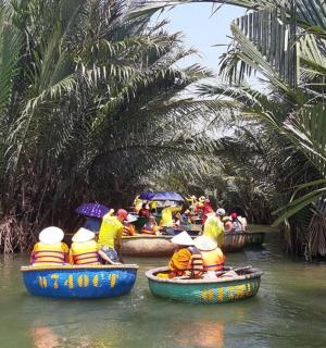 一群人沿着棕榈树环绕的河流漂流