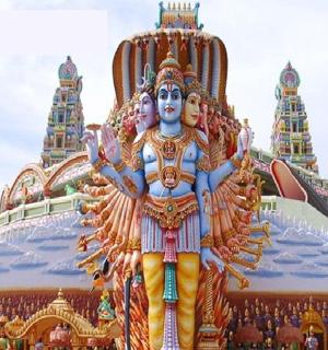 建筑物前的一座巨大的神像