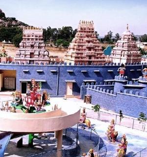 一座蓝色建筑与许多寺庙的景色