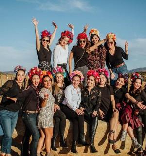 un grup de dones posant per a una foto a la platja