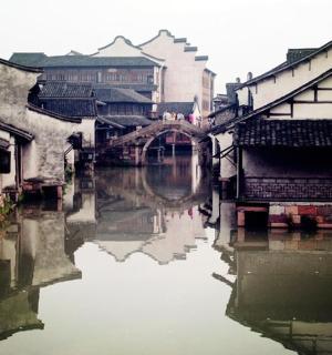 城市中的一条河流，有建筑物和桥梁